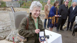 GallasHraběnka Agathe Maria Széczényi, pravnučka Franze Clam-Gallas s pamětní medailí